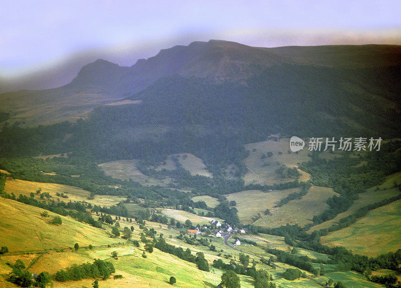 法国中部Auvergne Cantal Puy-de-Dome Massif火山区域自然公园。